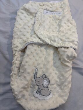 🐥 Petit L'amour - velour Newborn baby elephant design wearable blanket.